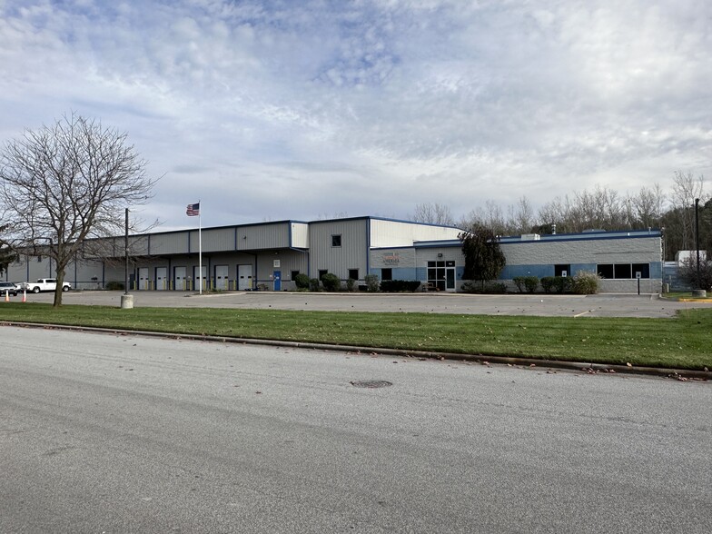 864 W River Center Dr NE, Comstock Park, MI for sale - Building Photo - Image 1 of 12