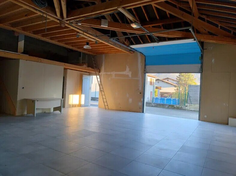 Office in La Terrasse for lease - Interior Photo - Image 2 of 6