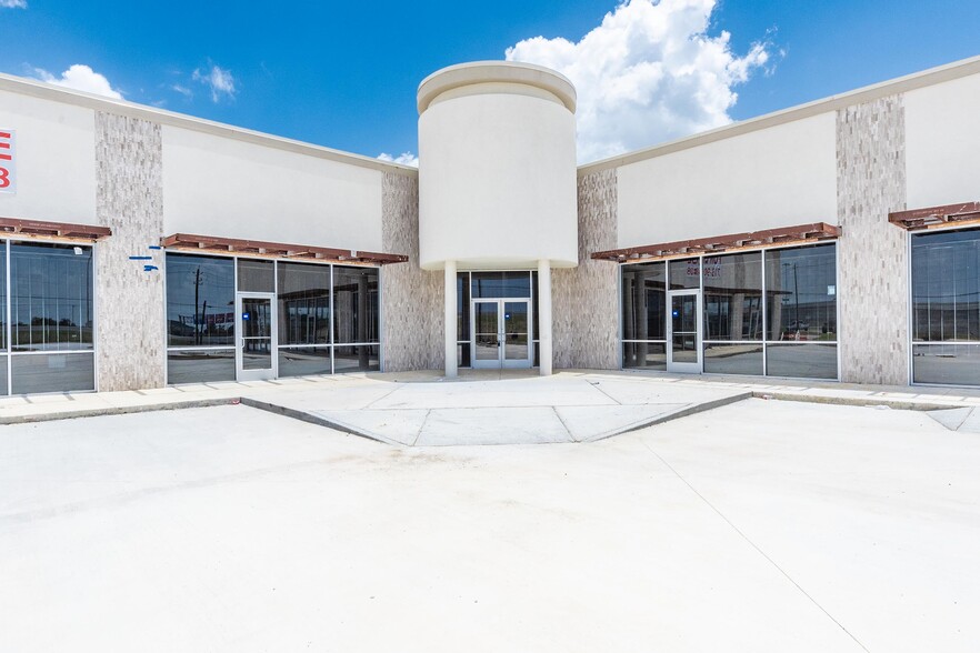 4805 E Sam Houston Pky S, Pasadena, TX for lease - Building Photo - Image 3 of 11