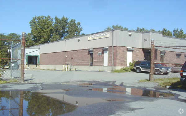 28 Sycamore Ave, Medford, MA for lease - Building Photo - Image 3 of 4