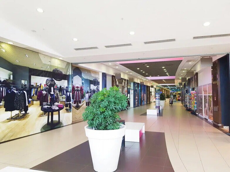 Retail in Castelnaudary for lease - Building Photo - Image 2 of 2