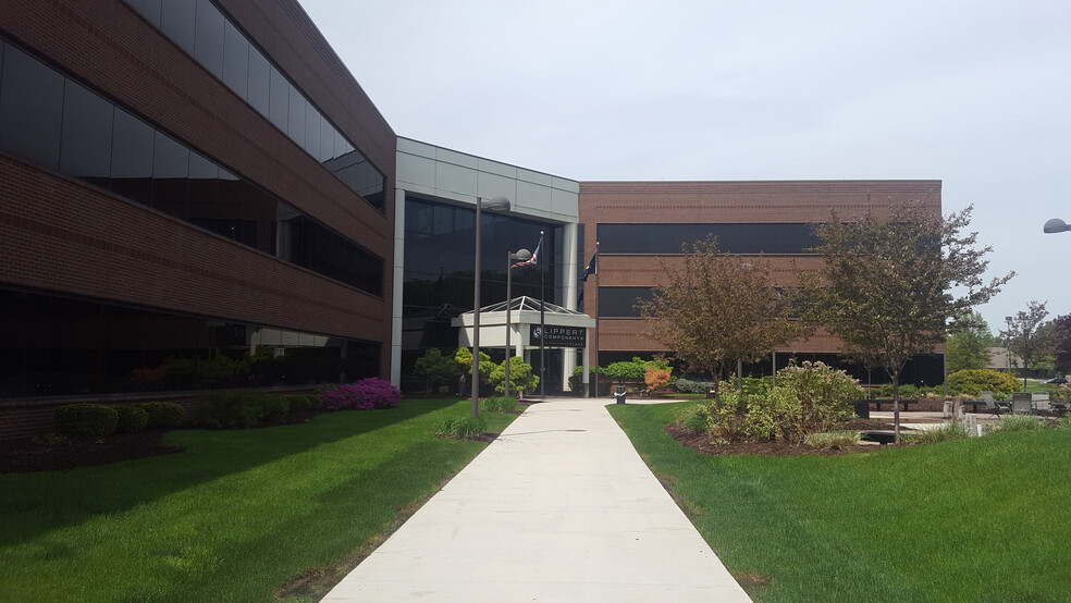 4100 Edison Lakes Pky, Mishawaka, IN for lease - Building Photo - Image 1 of 21