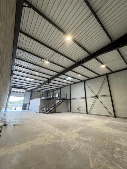 Flex in Gardanne for lease - Interior Photo - Image 2 of 3