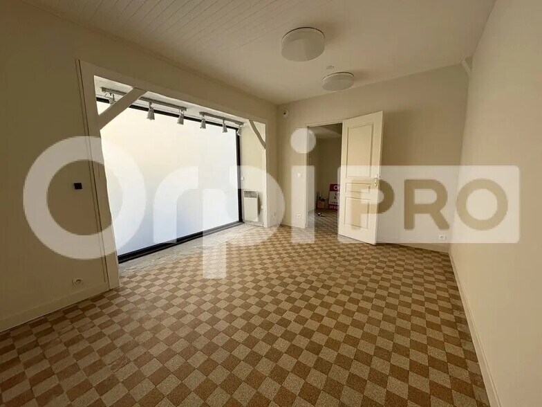 Retail in Mandres-les-Roses for lease - Interior Photo - Image 1 of 5