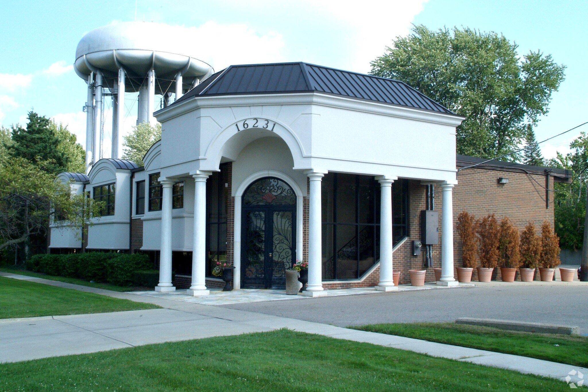 16231 W 14 Mile Rd, Beverly Hills, MI 48025