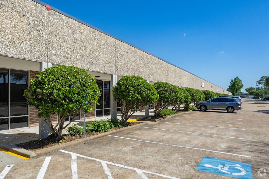 2501 Central Pky, Houston, TX for lease - Building Photo - Image 3 of 29