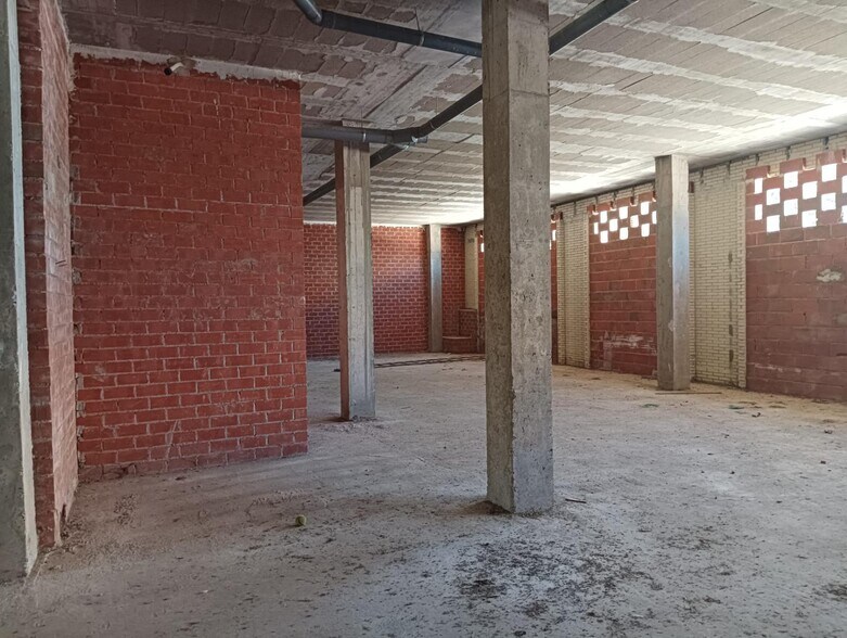 Retail in Cáceres for lease - Building Photo - Image 3 of 6