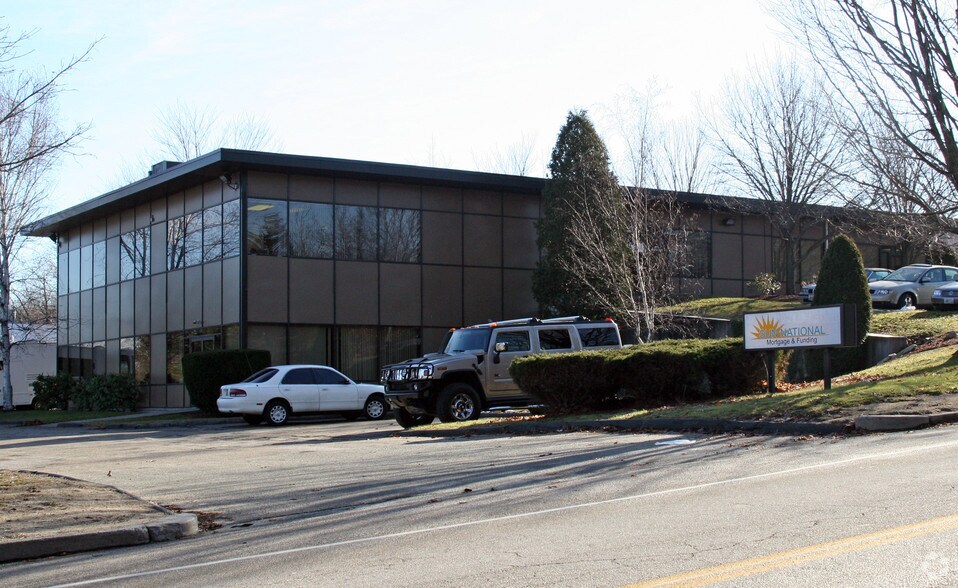 90-100 Quaker Ln, Warwick, RI for sale - Primary Photo - Image 1 of 1