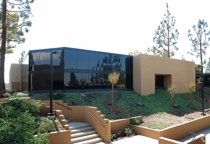 23297 South Pointe Dr, Laguna Hills, CA for lease - Building Photo - Image 3 of 7