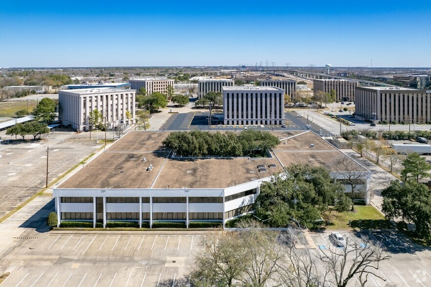 16650 Greenbriar Plaza Dr, Houston, TX for lease - Building Photo - Image 3 of 5