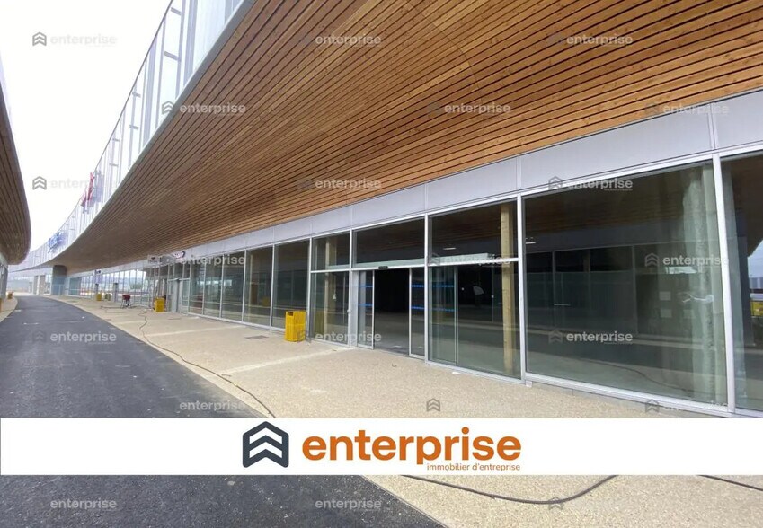 Retail in Persan for lease - Building Photo - Image 1 of 5