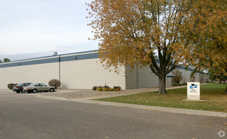 7400-7490 Bush Lake Rd, Edina, MN for lease - Building Photo - Image 2 of 9