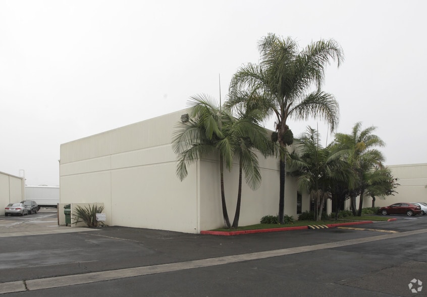 3310 W MacArthur Blvd, Santa Ana, CA for lease - Building Photo - Image 2 of 2