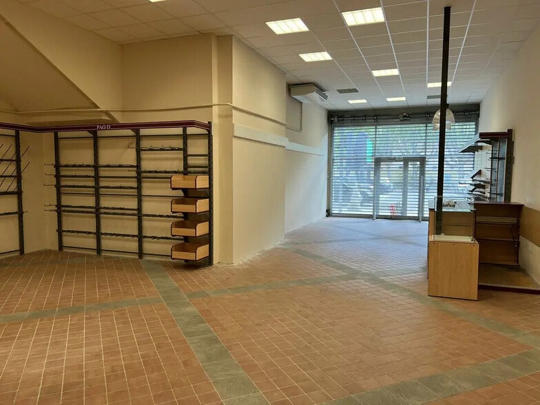 Retail in Le Tholonet for lease - Building Photo - Image 3 of 7