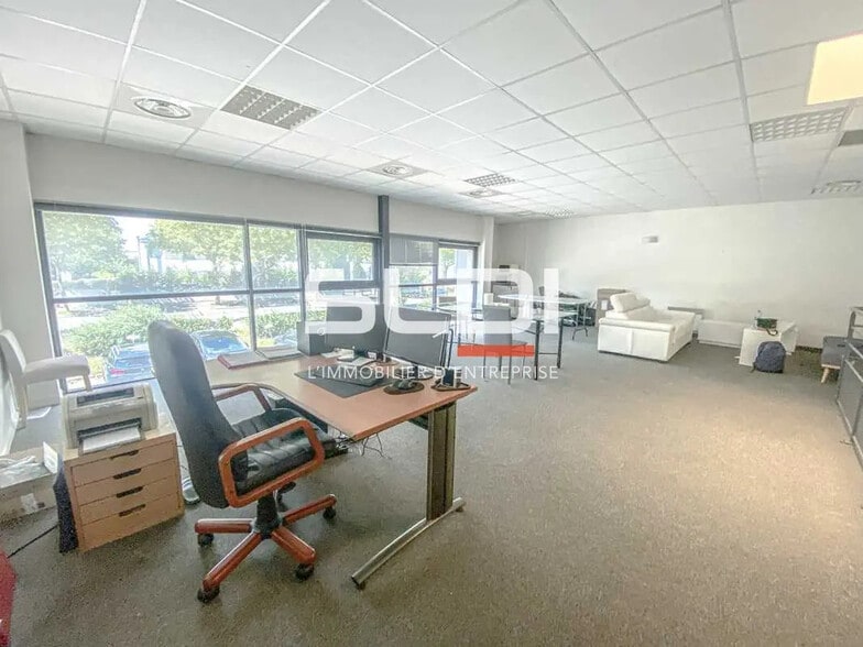 Office in Décines-Charpieu for lease - Interior Photo - Image 2 of 5