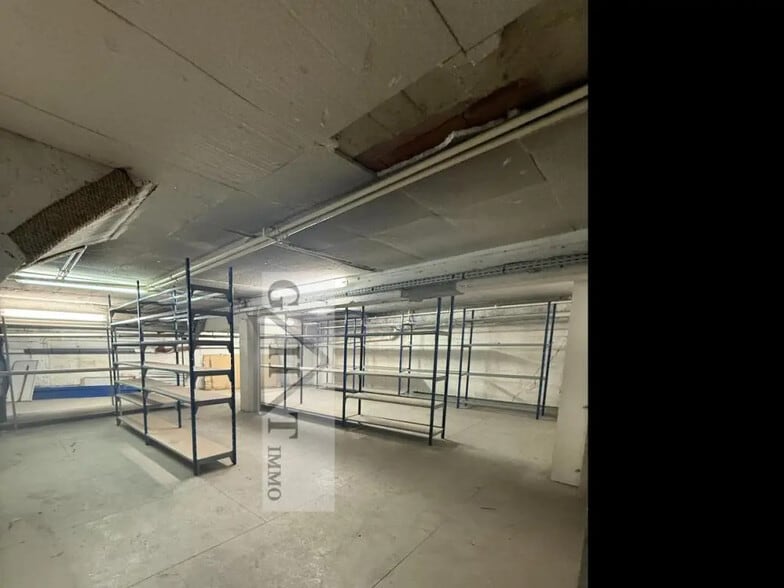 Industrial in Montreuil for sale - Interior Photo - Image 3 of 6
