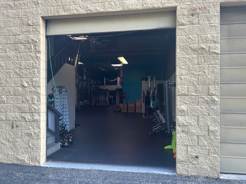 7007-7011 Realm Dr, San Jose, CA for lease - Building Photo - Image 3 of 7