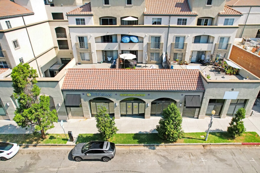 151 E Holly St, Pasadena, CA for lease - Building Photo - Image 3 of 7