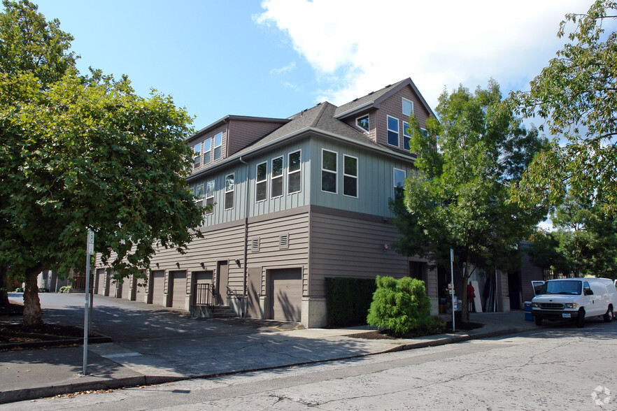 3220 SE Milwaukie Ave, Portland, OR for lease - Primary Photo - Image 1 of 2