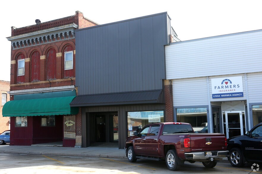 107 S Broadway, Wells, MN 56097