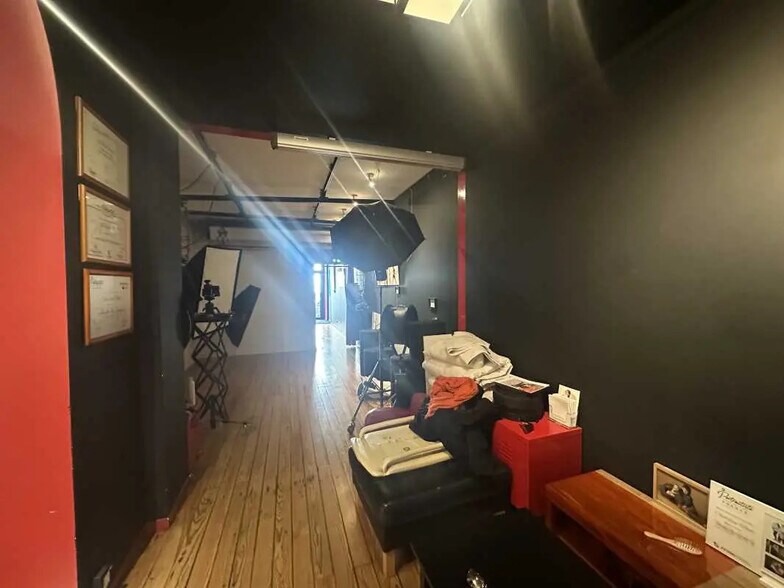 Retail in Bordeaux for lease - Interior Photo - Image 2 of 6