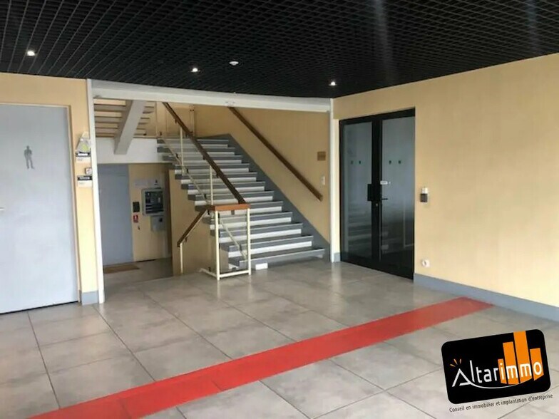 Office in Lucé for lease - Lobby - Image 3 of 6