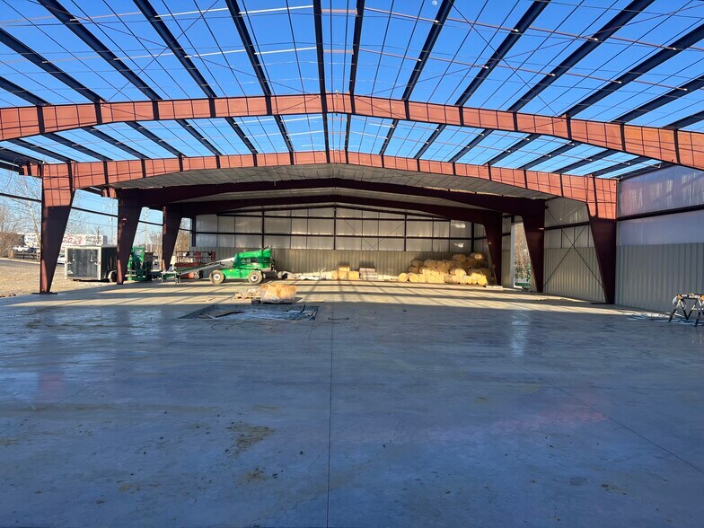 14190 Hickory Creek, Lenoir City, TN 37771 14,000 SF Office/Warehouse