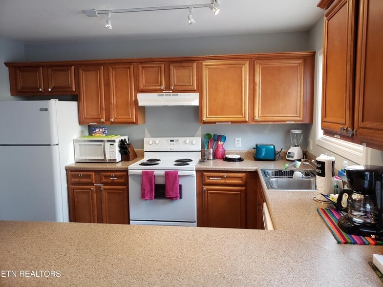 40 Jamestown Ct, Crossville, TN for sale - Interior Photo - Image 3 of 27