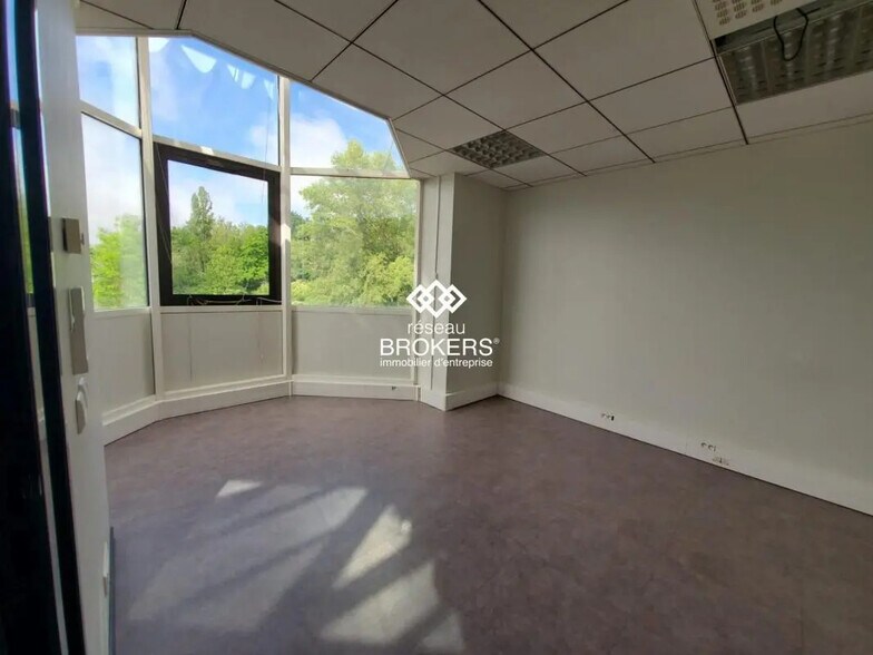 Office in Annecy for lease - Building Photo - Image 3 of 6