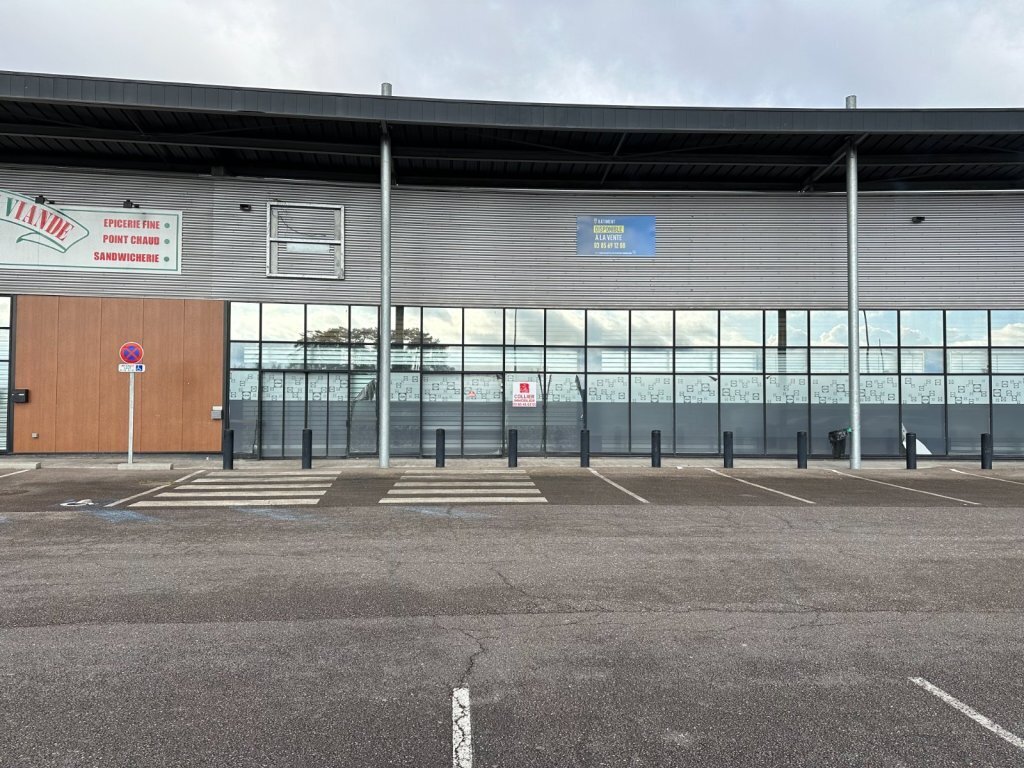 Retail in Torcy for lease Building Photo- Image 1 of 11