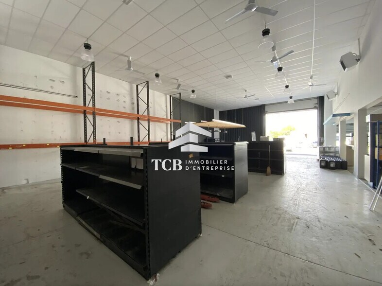 Retail in Bournezeau for lease - Interior Photo - Image 2 of 7