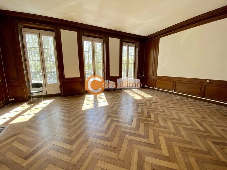 Office in Bordeaux for lease - Interior Photo - Image 1 of 6