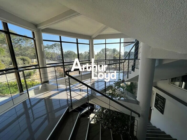 Office in Valbonne for lease - Building Photo - Image 2 of 8