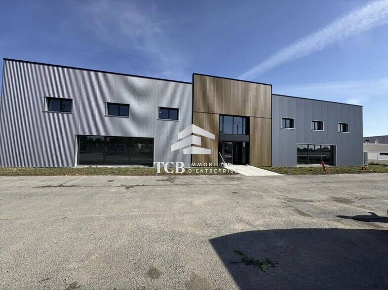 Flex in Couëron for sale - Building Photo - Image 1 of 18