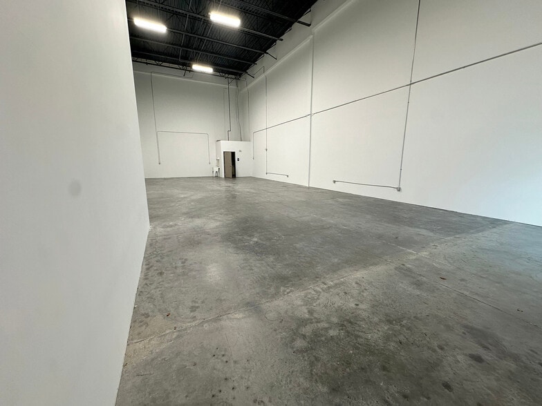 7814-7816 SW Jack James Dr, Stuart, FL for lease - Interior Photo - Image 2 of 15