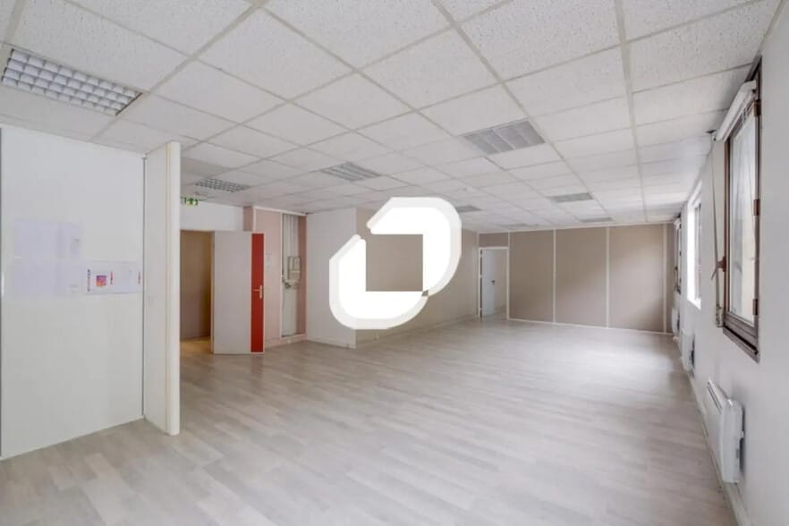 Office in Torcy for lease - Interior Photo - Image 3 of 13
