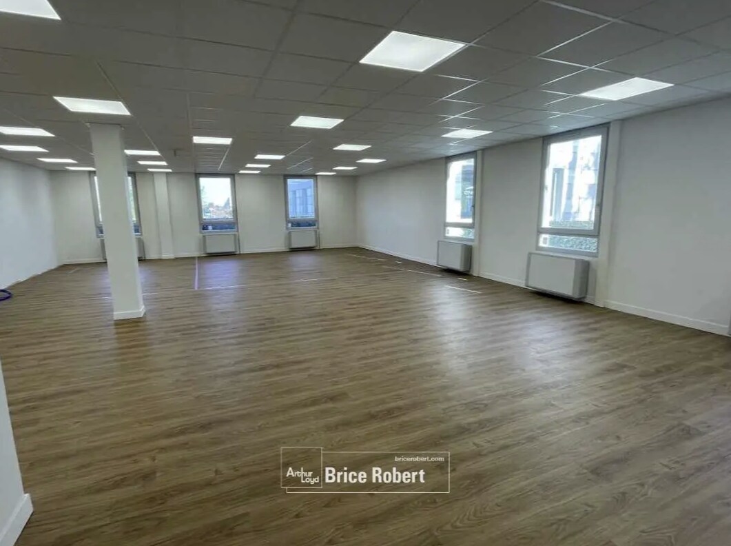 Office in Bron for lease Interior Photo- Image 1 of 3