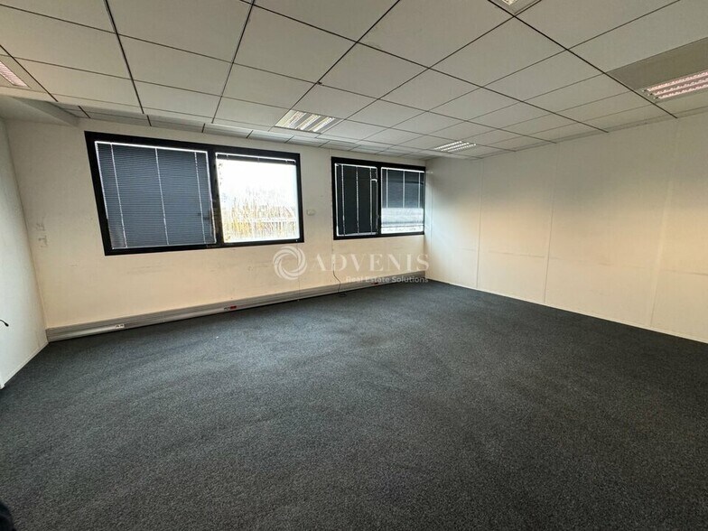 Office in Chelles for lease - Interior Photo - Image 1 of 6