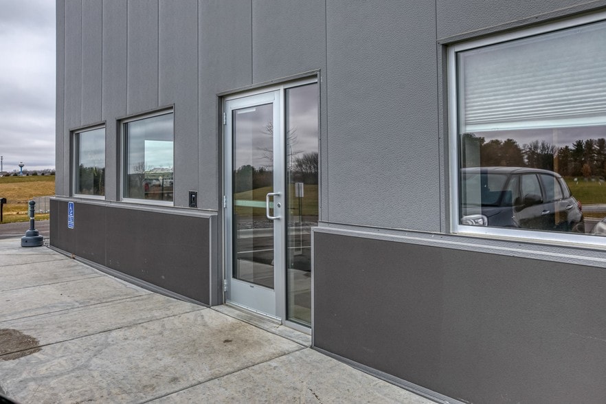 1974 Pond View Dr SE, Lonsdale, MN for sale - Building Photo - Image 3 of 21