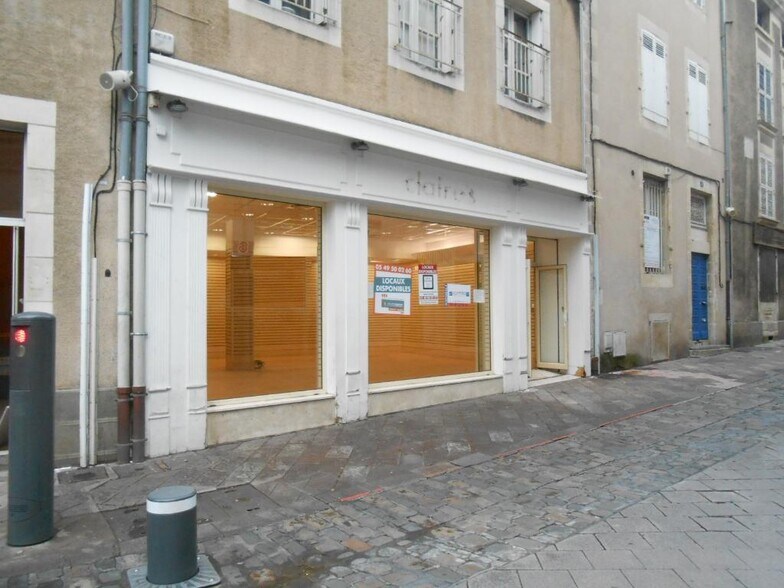 Retail in Poitiers for lease - Building Photo - Image 1 of 7
