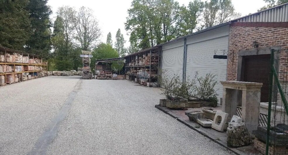 Flex in Coullons for sale - Building Photo - Image 1 of 4