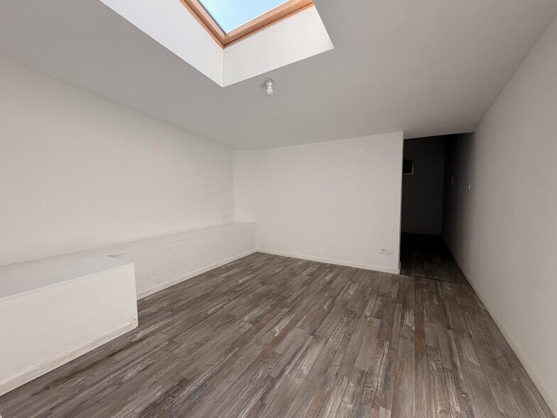 Retail in Amiens for lease - Interior Photo - Image 3 of 3