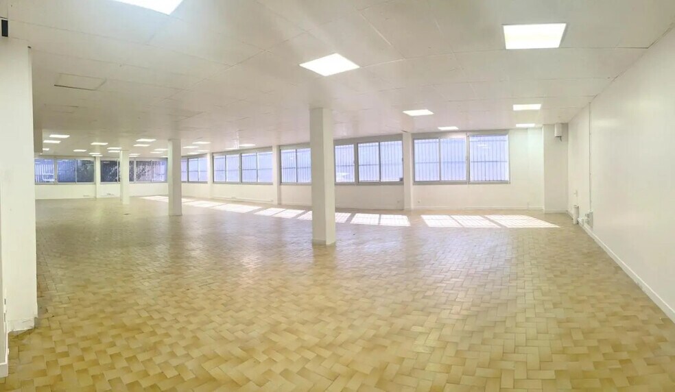 Office in Argenteuil for lease - Interior Photo - Image 2 of 16