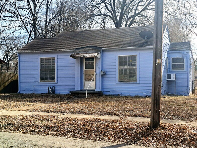 704 Hearon St, Paris, TX 75460