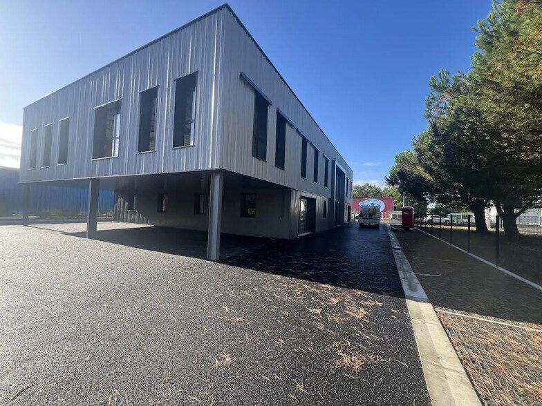 Retail in Gujan-Mestras for lease - Building Photo - Image 3 of 11