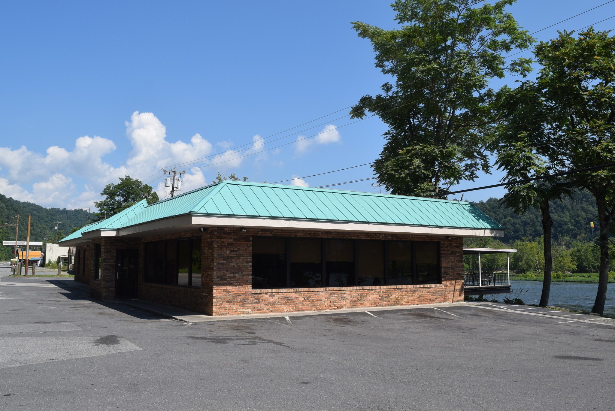 130 Hinton Byp, Hinton, WV 25951