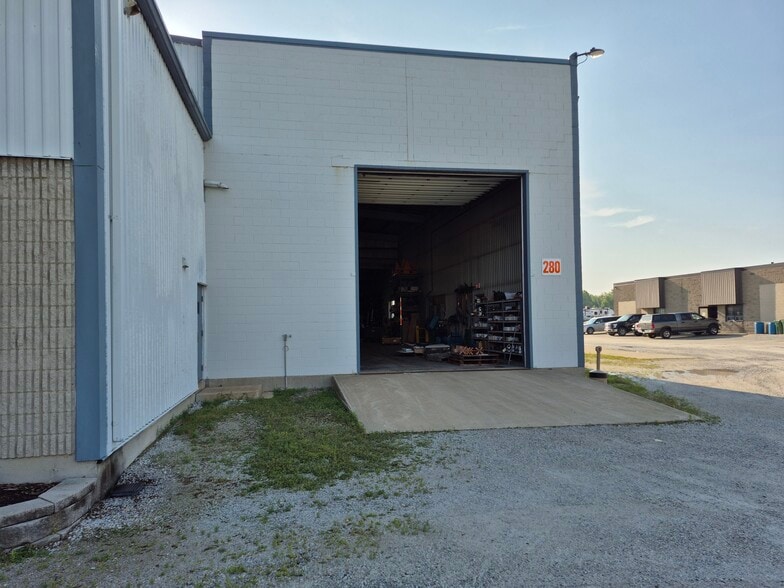 280 Centre St, Petrolia, ON for lease - Building Photo - Image 2 of 29