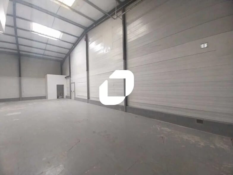 Flex in Magny-en-Vexin for lease - Interior Photo - Image 3 of 16