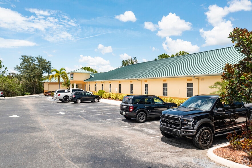 5581 Broadcast Ct, Sarasota, FL for lease - Building Photo - Image 3 of 6