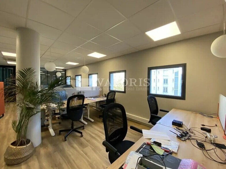 Office in Lyon for lease - Interior Photo - Image 3 of 14